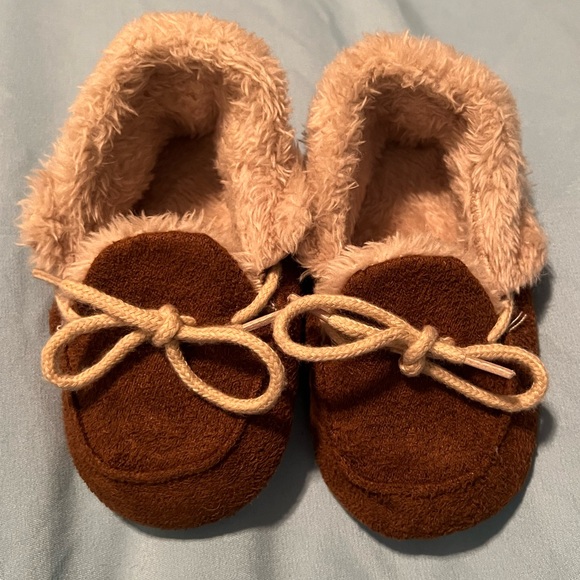 Adorable Moccasin Slippers - Picture 1 of 3